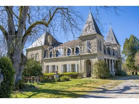 élégance intemporelle et sérénité rurale : un majestueux domaine de château avec chapelle.