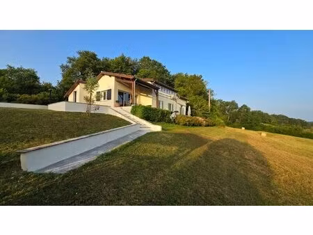 propriété de charme avec vue panoramique  piscine et 3 6 hectares de nature...