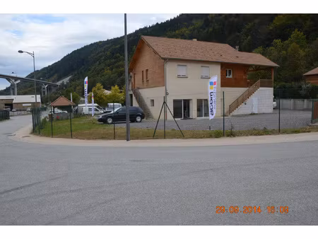 bâtiment artisanal + appartement t5 + parkings