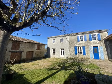 11km gare tgv angouleme : ancien corps de ferme en partie rénové avec jardin