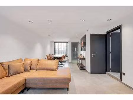 gerenoveerde starterswoning achterin gelegen met leuk zon...