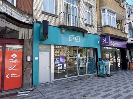 place reine astrid commerce a louer sur la place