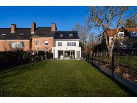 magnifique maison entièrement rénovée avec terrasse & jardin