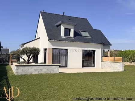 maison neuve (2019) - idéalement placée au calme dans le bourg d'esquibien