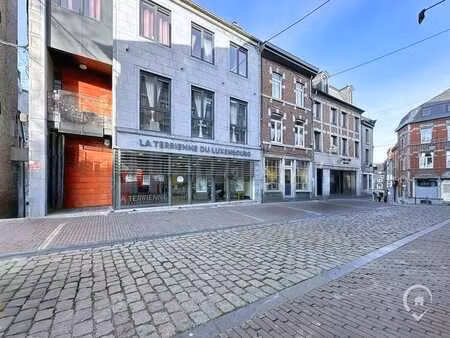 immeuble dans le centre de marche