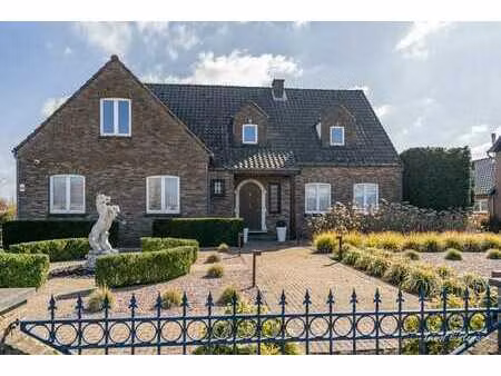 grande maison avec écuries pour chevaux sur environ 85 ares