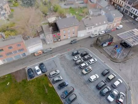 maison partiellement rénovée avec aisance de parking