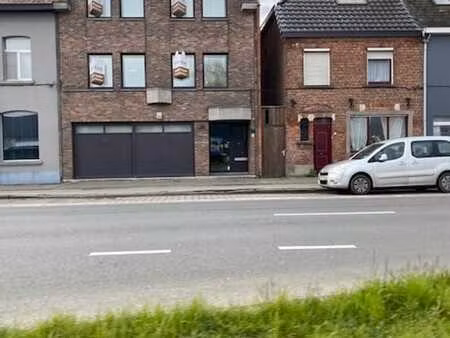 building met praktijkruimte en 2 appartementen op commerc...