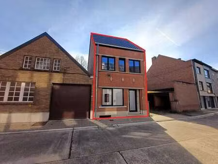 totaal gerenoveerde instapklare woning met 3 slaapkamers ...