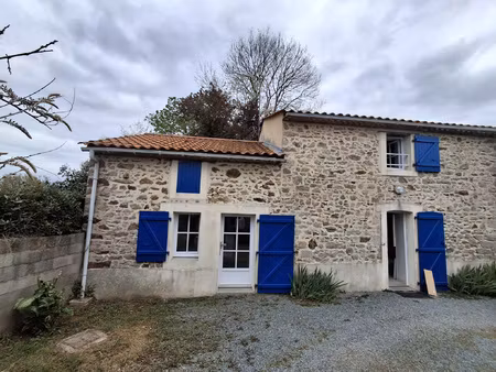 maison en pierres en village  75 m2 habitables  2 chambres 