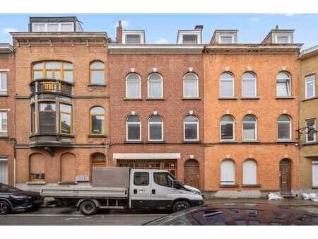 immeuble de rapport comprenant un local commercial et deux …