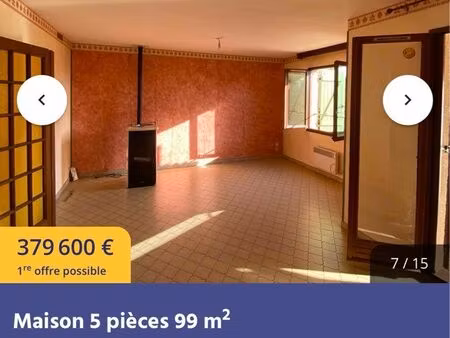 maison mitoyenne avec petit jardin et piscine à réhabiliter