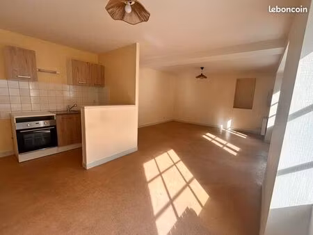 maison en plein centre de gorron