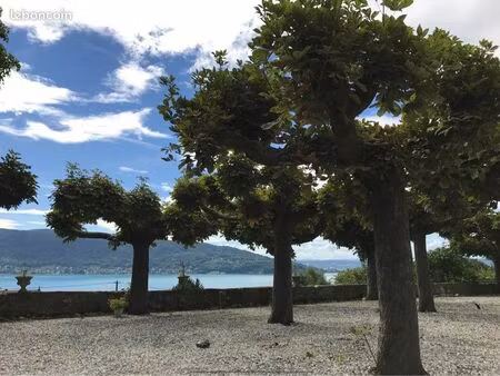 t2 spacieux avec grande terrasse vue lac