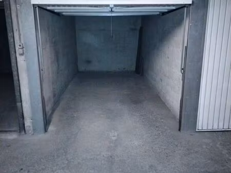 garage rue trachel fermé dans résidence sécurisée