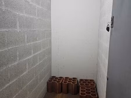 loue cave  avenue vauban  saint laurent du var