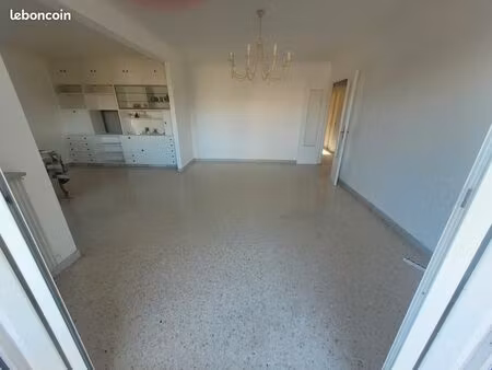 vends appartement traversant de 5 pièces (97 23 m2) composé d’une entrée  une cuisine  une
