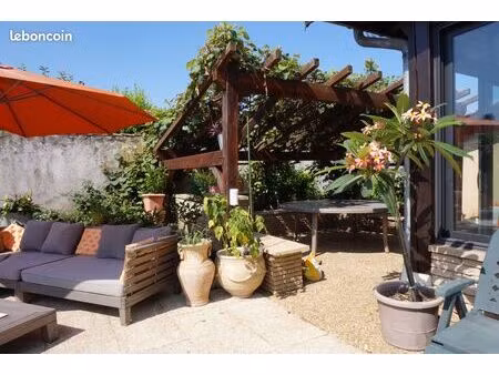 maison de 240 m² dont 187 m² habitables et annexes sur beau terrain plat de 900 m² environ