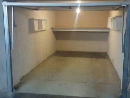 garage à saint genis laval   à proximité du centre-ville et du métro b