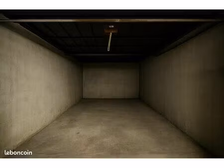 garage sous terrain fermé lyon 8