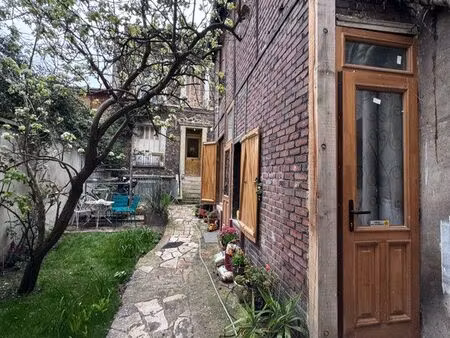 charmant atelier dans cour fleurie