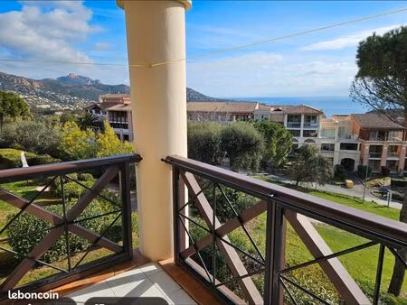t2 cap esterel 27m2 vue mer roches forêt golf