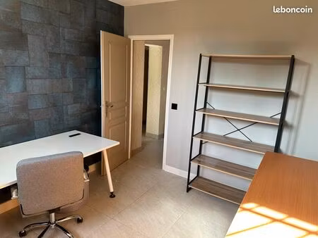 bureaux équipé dans espace de coworking