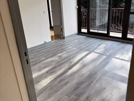 appartement refait à neuf avec balcon – 1er étage – résidence calme et sécurisée – joigny