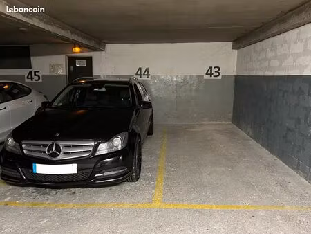 place de parking couverte à vanves proche metro/train