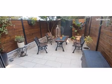 à louer – studio meublé refait à neuf avec terrasse – sanary-sur-mer