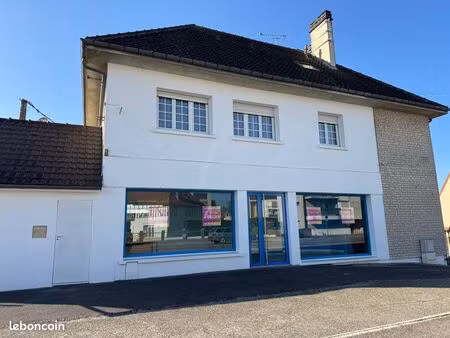 local commercial sur axe très fréquenté