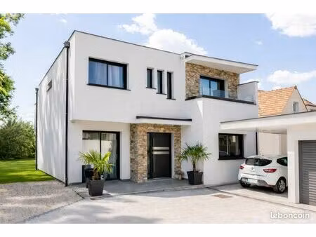 maison d’architecte d’environ 210m2 + 115m2 de sous-sol aménagée