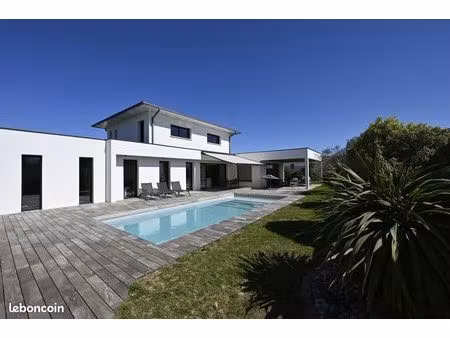 maison contemporaine de 2022 hors lotissement avec piscine  double garage et dépendances