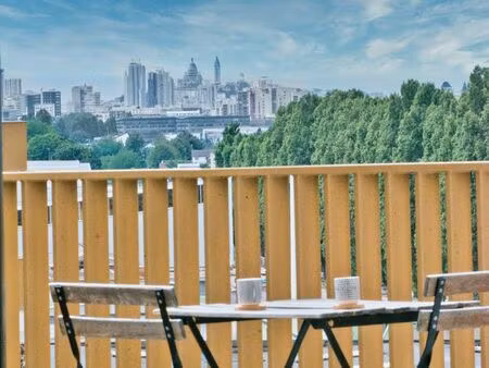 t2 calme le long du canal de l'ourcq