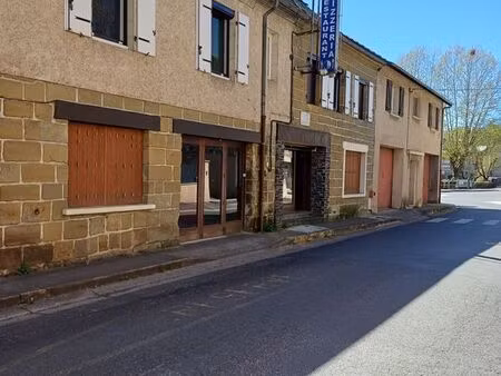 objat centre – grand immeuble avec local et habitation – nombreuses possibilités