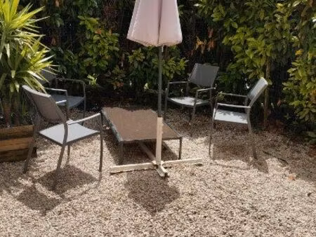 studio fonctionnel avec extérieur privé et place de parking