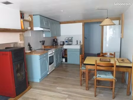 a louer  maison de bourg meublée équipée (1 5 mois)