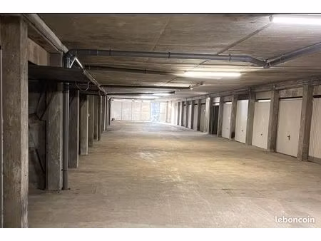 particulier vend garage / box  privé  couvert  entrée parking facile   accès avec porte co