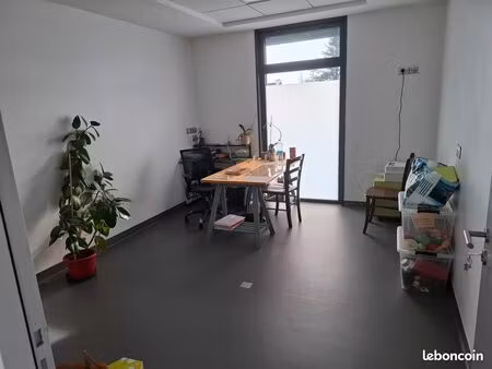 local professionnel disponible à partir de septembre 2026