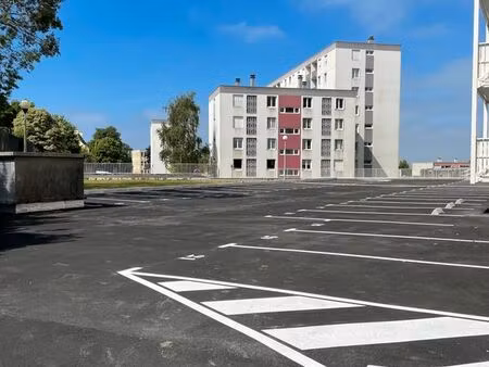 vend belle place de parking numerotée  dans parking aerien privé securisé facile d’accès  