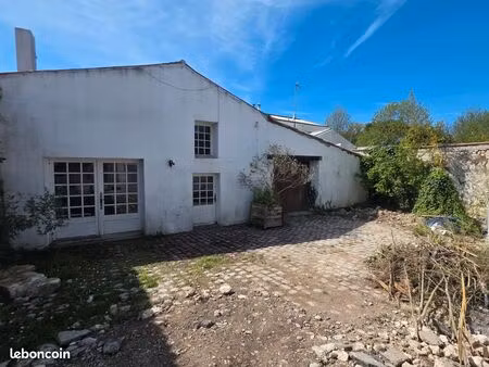 ancien chai à transformer  à deux pas du canal et proche centre de la rochelle