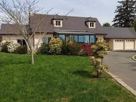 le calme  la verdure  l'espace  le confort pour cette maison. a visiter absolument