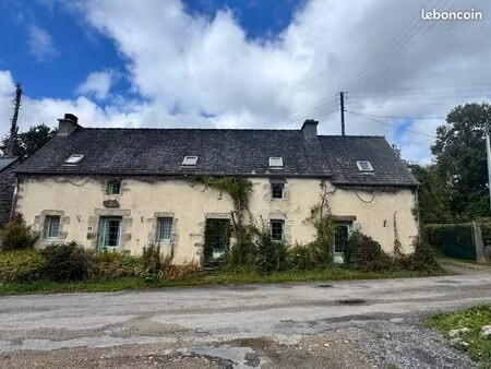 longère en pierre dans un hameau au cœur des monts d’arrée
