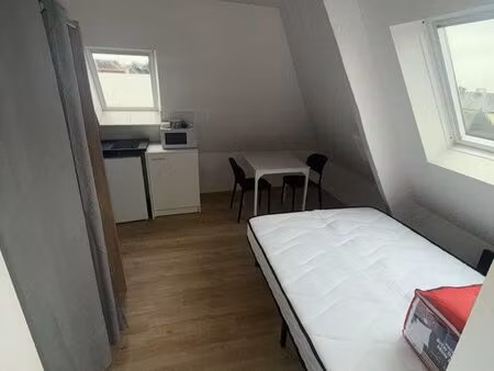 à louer – appartement meublé et rénové  lumineux et situé centre de saint-méen-le-grand