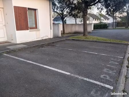 2 places parking à louer