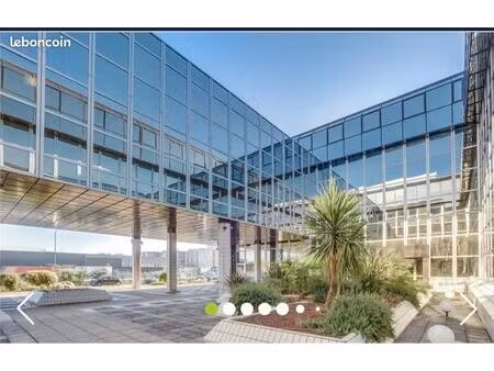 bureaux lumineux et meublés avec parkings