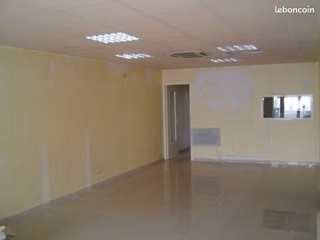 saint bres zone artisanale -local 150 m2