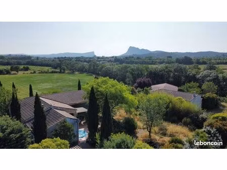 superbe maison au pied du pic saint-loup