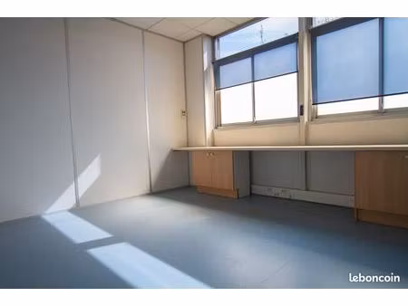 bureau indivisuel en zone d'activité a créteil