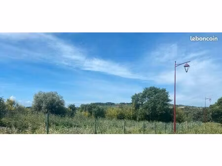 terrain 558 m² quarante